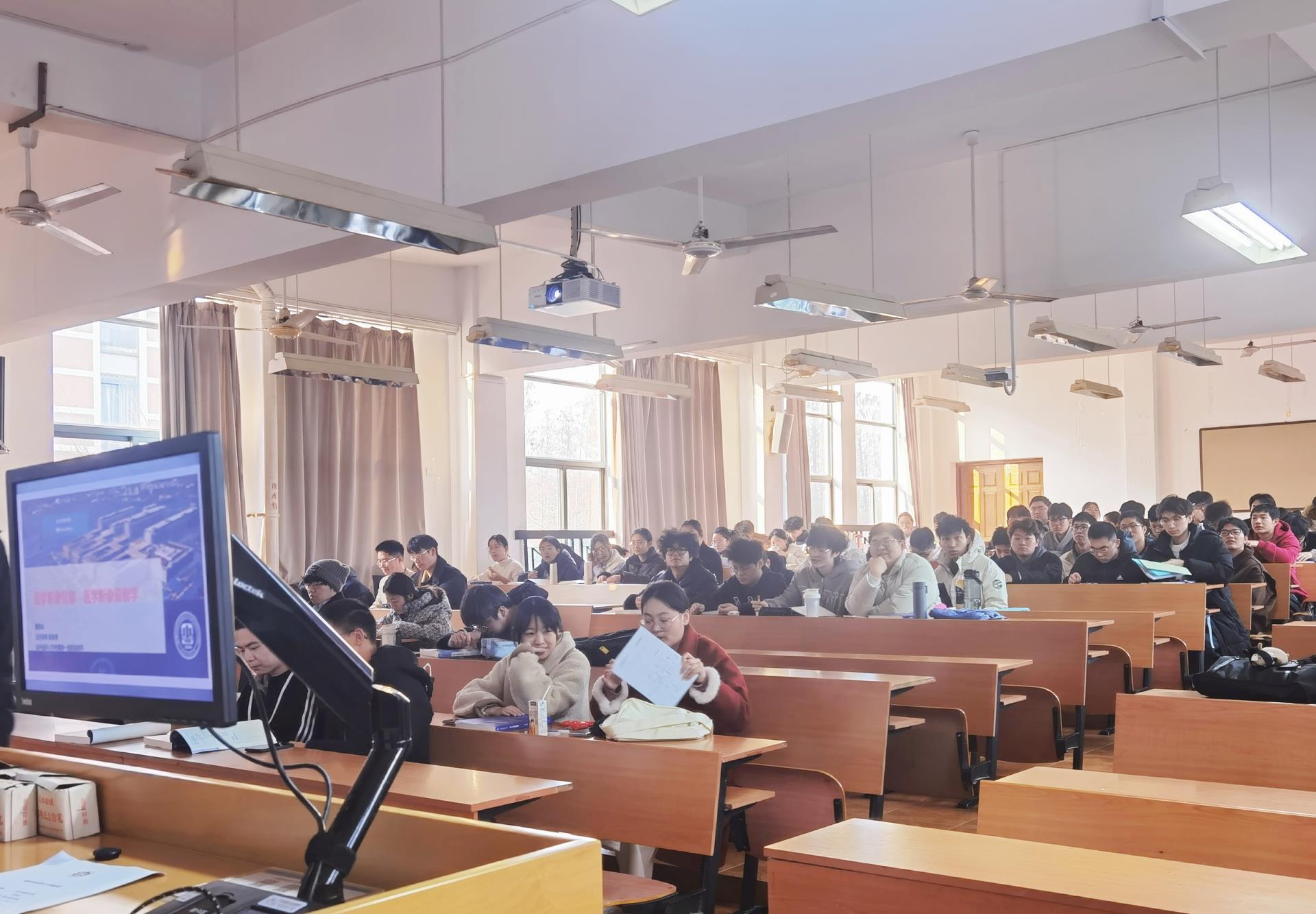 学生上课1.jpg