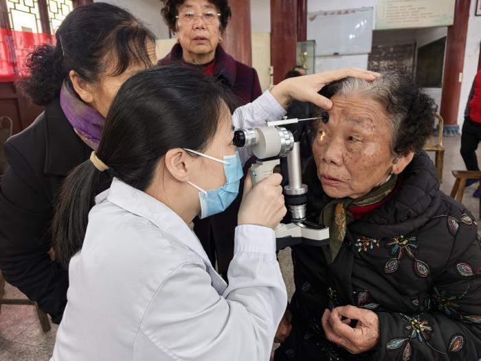 看眼睛.jpg