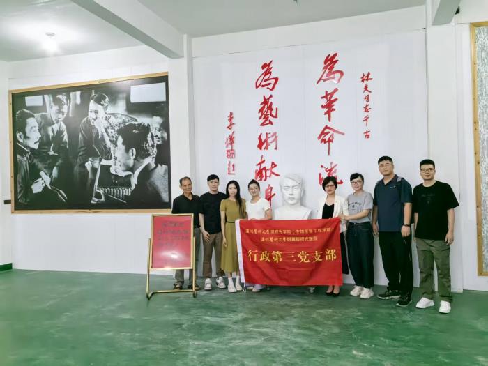 纪念馆合影.jpg 纪念馆合影.jpg