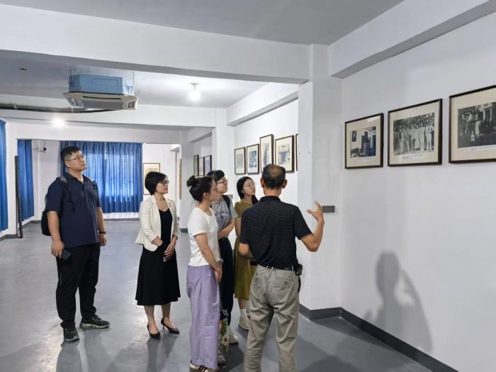 参观纪念馆.jpg 参观纪念馆.jpg